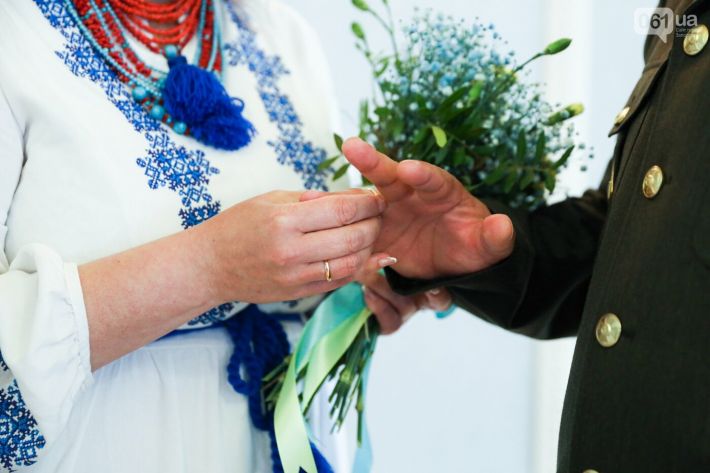 Любовь побеждает. Жительница Мелитополя вышла замуж за защитника Бахмута (фото)