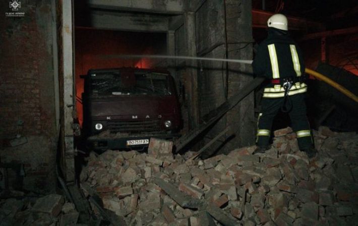 Пожар тушили всю ночь. Появились фото и видео последствий обстрела Тернополя