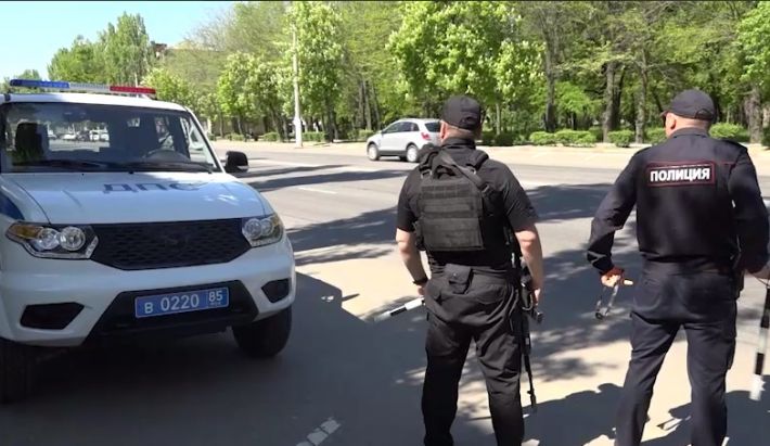 Дорогу царю - рашисты в Мелитополе учат водителей уступать дорогу 