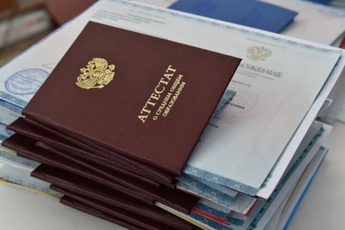 В Мелитополе школьникам не выдают аттестаты без российских паспортов