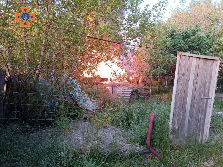 У Пологівському районі ворожі снаряди спалили дві споруди
