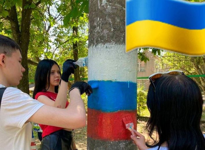 Красить - не перекрасить: оккупанты в Мелитополе выгнали детей на улицы рисовать на столбах (фото)