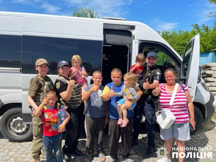 Запорожские полицейские эвакуировали многодетную семью из Приморского (фото)