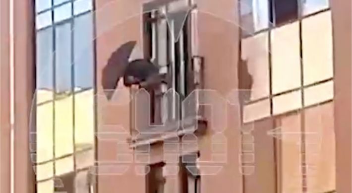 Российская "Мэри Поппинс": мужчина спустился с 8 этажа на зонте (фото)