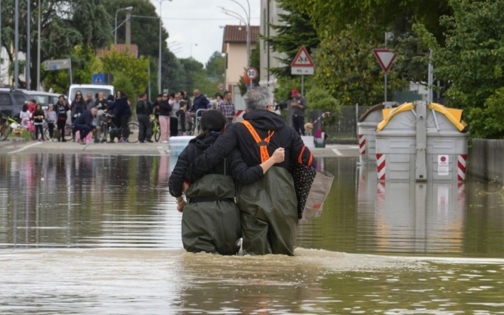 Разрушительное наводнение в Италии: страна идет под воду, есть погибшие (фото)