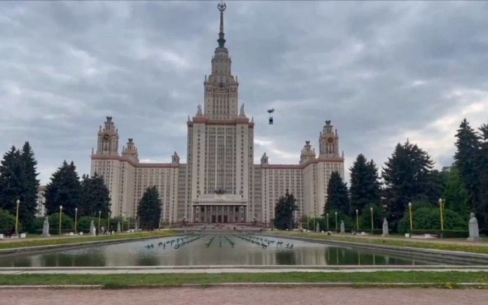 В небо над центром Москвы запустили флаг легиона "Свобода России": фото, видео