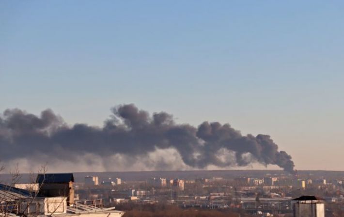 У Брянській області РФ сталася масштабна пожежа на заводі
