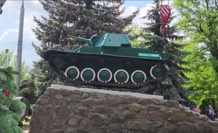 У Мелітополі окупанти знімають танк із п'єдесталу - відправляють на фронт?