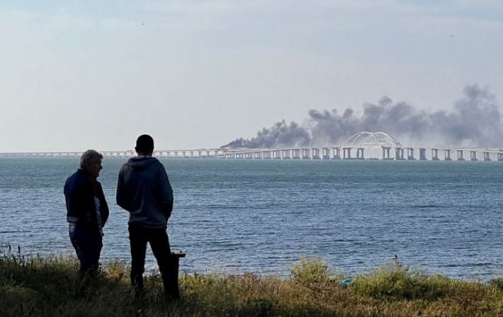 Над Крымским мостом заметили густой дым, оккупанты внезапно его закрывали (видео)