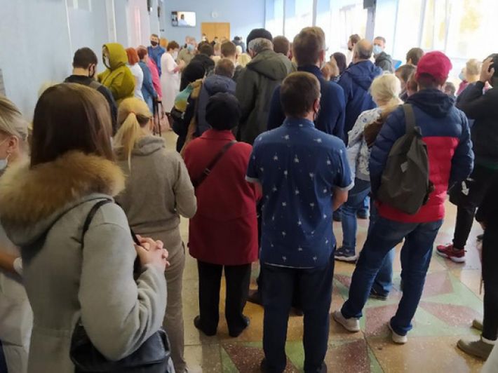 Жители Мелитополя с ночи занимают очередь в поликлинику - в чем причина