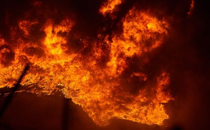 В Мелитополе на предприятии разгорелся масштабный пожар (фото)