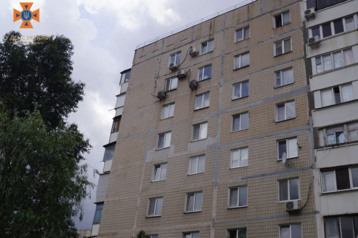 В Запорожье спасли девушку, которая на 8-м этаже стояла на подоконнике и едва не упала (фото)