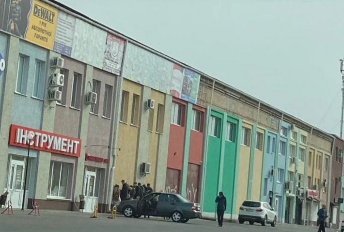 В Мелитополе чеченцы с кувалдами и автоматами грабят торгово-офисный центр