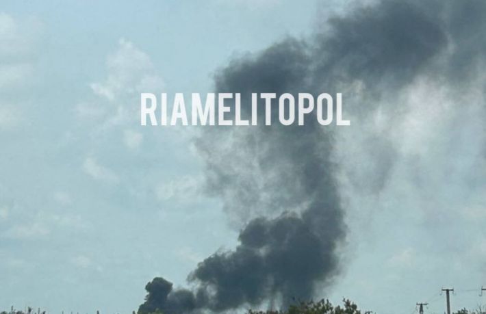 В Мелитополе слышны взрывы, в районе аэродрома поднимается черный дым (фото, видео)