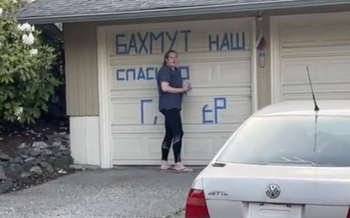 Россиянку в США заставили стереть с ее гаража надписи о ЧВК "Вагнер" и Бахмуте (видео)