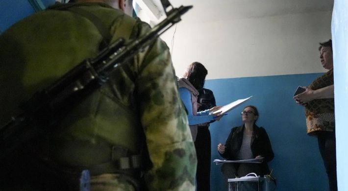 В Мелитопольском медколледже рашисты устроили "добровольное" голосование под дулами автоматов (фото)