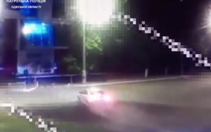 В Одессе очень пьяная 16-летняя девушка угнала авто и поехала кататься: финал был печальным (видео)