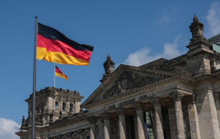 РФ выслала более 100 госслужащих немецкого посольства, - Reuters