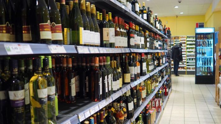 В Мелитополе оккупанты запретили продавать слабоалкоголку в определенные дни, но есть исключения