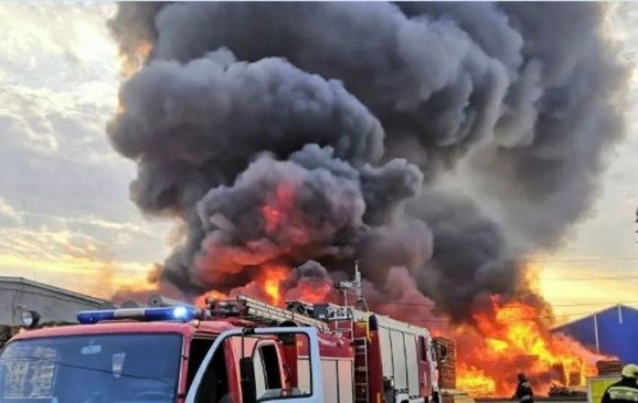 В российском Челябинске произошел масштабный пожар, понадобился даже поезд (фото, видео)