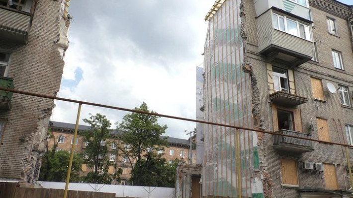 Один из разрушенных домов в результате ракетной атаки в Запорожье начали реставрировать