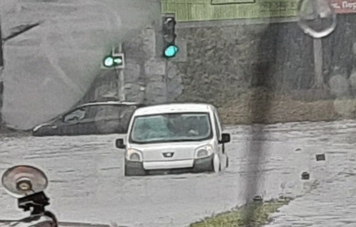 Машины тонут под водой: Запорожье затопило дождями (фото/видео)