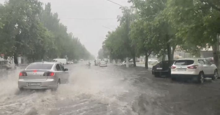 Окупований Мелітополь затопило після сильної зливи (відео)