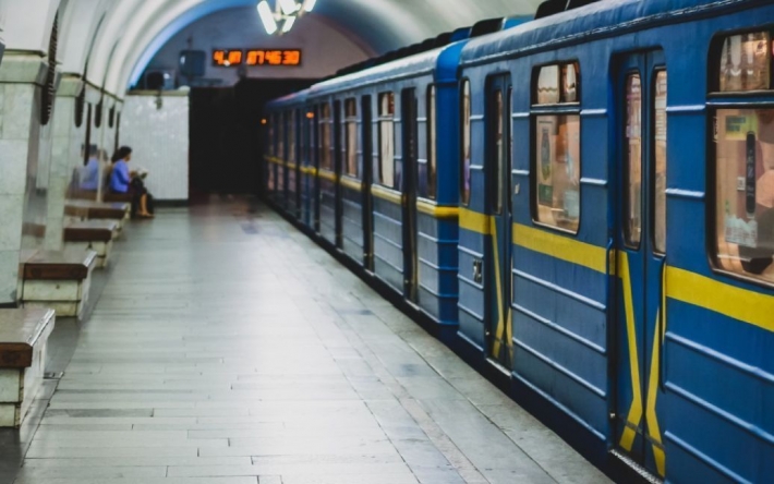 В Киеве под поезд в метро попала женщина: пострадавшая погибла, как сейчас работает подземка