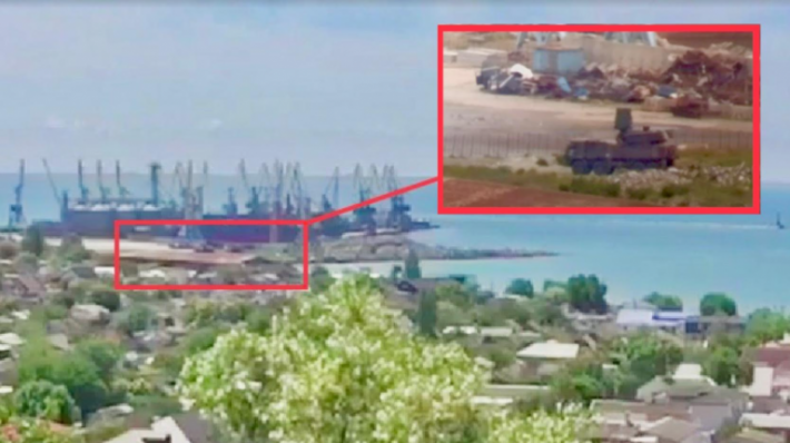 Оккупанты завозят военную технику через морской порт в Бердянске (фото)
