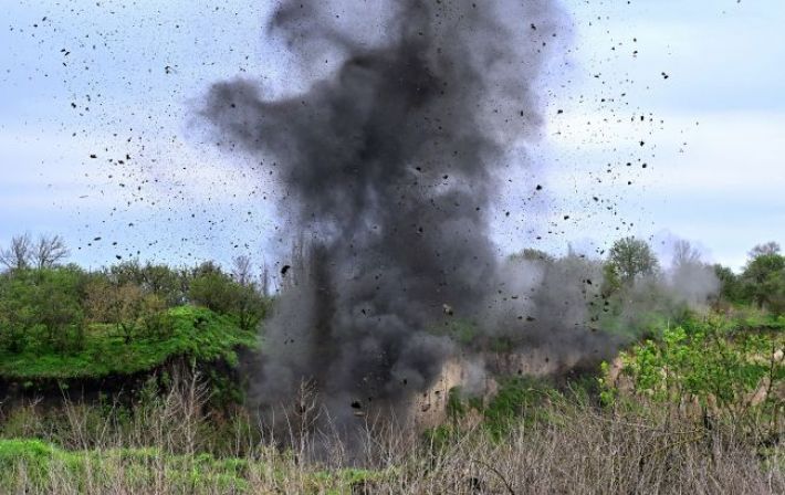 Оккупанты подорвались на мине между Мариуполем и Донецком: есть погибшие (видео)