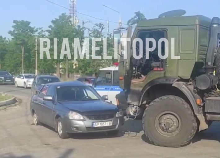 В Мелитополе рашитские вояки устроили очередное ДТП (видео)