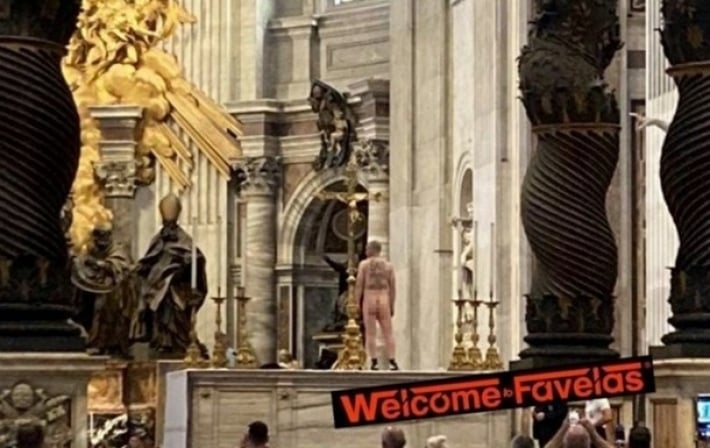 Голый протест в Ватикане: мужчине приказали покинуть Италию