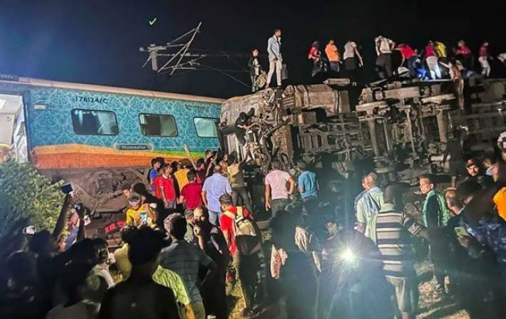 В Индии поезд сошел с рельсов: пострадали более 300 человек, есть погибшие
