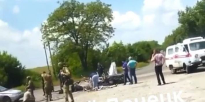 "Полностью фарш": в оккупированном Шахтерске вражеский БТР раздавил автомобиль с людьми (видео)