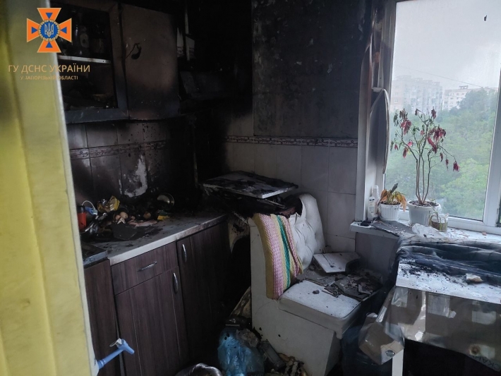 Запорожские спасатели вывели человека из горящей квартиры, которая горела
