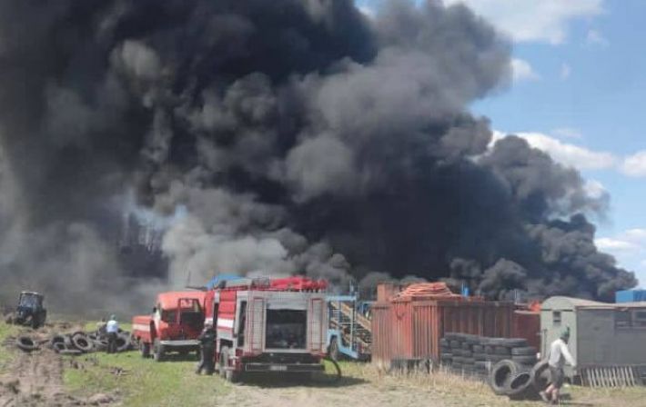 Под Киевом вспыхнул масштабный пожар: горят пластиковые трубы