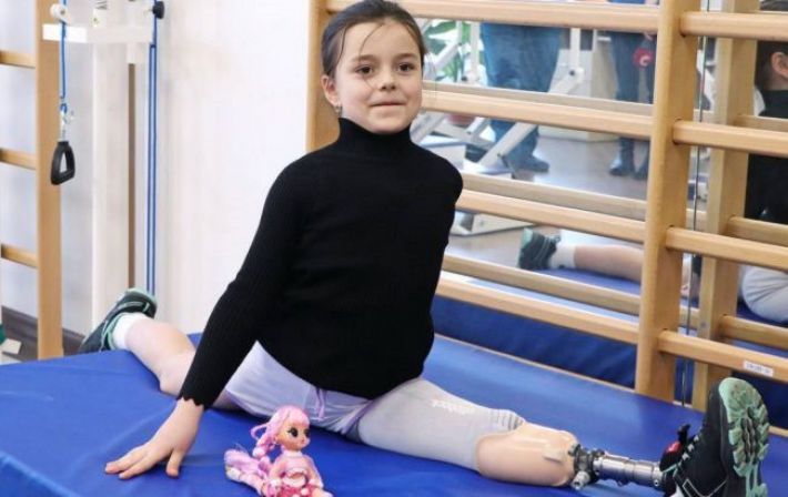 Это до слез! Маленькая гимнастка Саша с протезом из-за российской ракеты впервые выступила на соревнованиях
