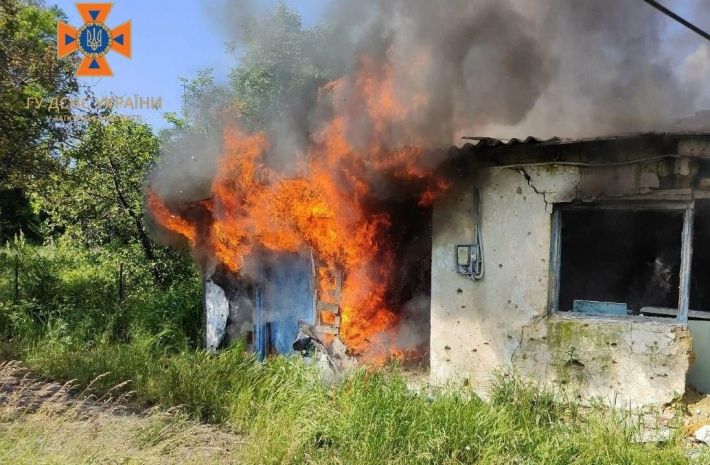 В Пологовском районе из-за обстрелов загорелись дом и машины