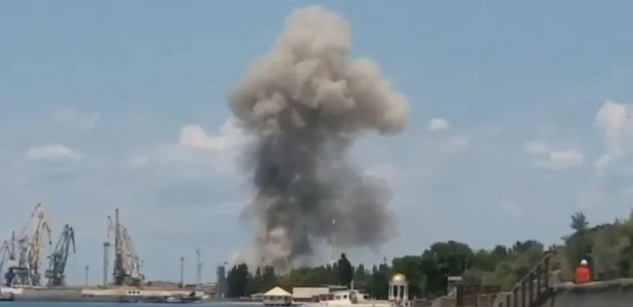Взрывы в Мелитополе: ВСУ уничтожают сухопутный коридор в Крым - Попович