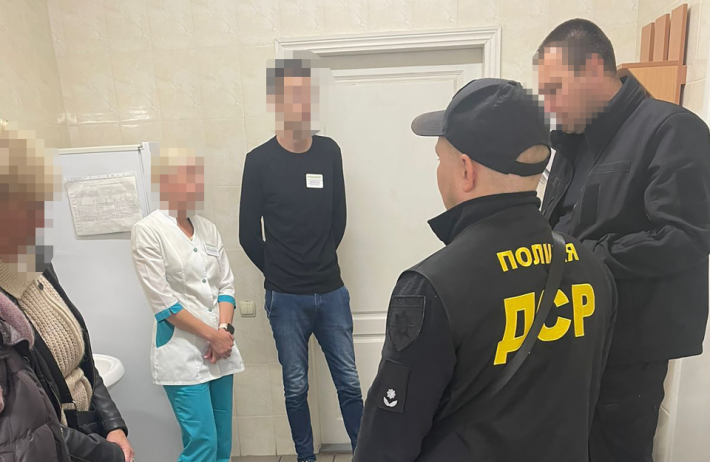 В Запорожье задержали трех медицинских работников, которые продавали фиктивные справки