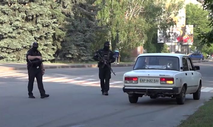 Жители Мелитополя ходят пешком, чтобы не попасть под "шмон" полицаев