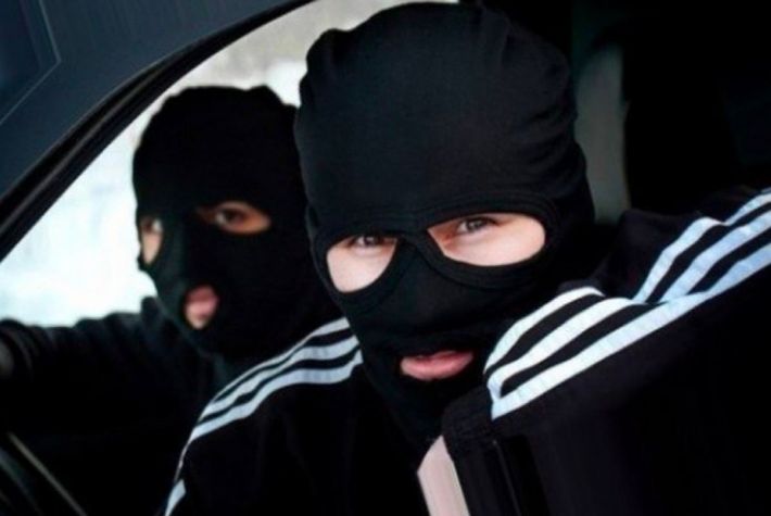 В Мелитополе российские военные в масках массово переодеваются и скупают продукты