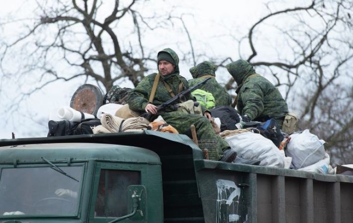Рашисти в Мелітополі влаштували вояж своєї техніки з українською символікою (фото)