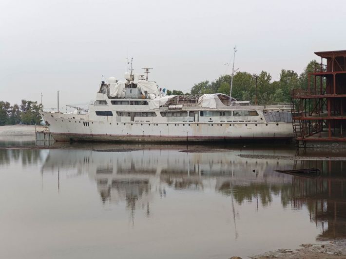 В Запорожье корабль сел на мель (фото)