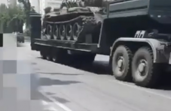 Рашисты вывозят подбитую технику из Бердянска (видео)