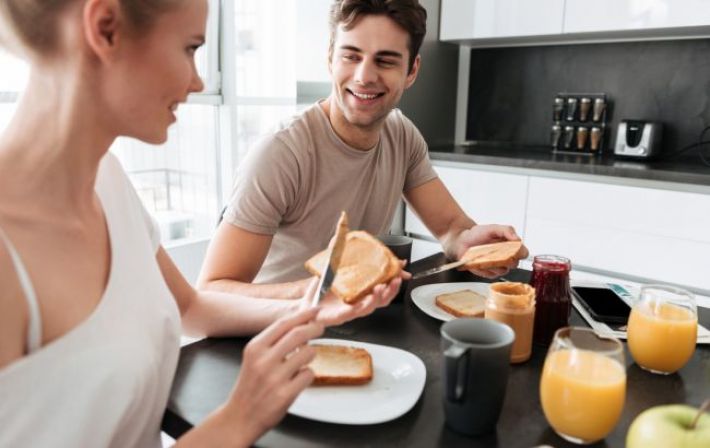 Підвищують холестерин та провокують запалення: 5 продуктів, які не можна їсти на сніданок