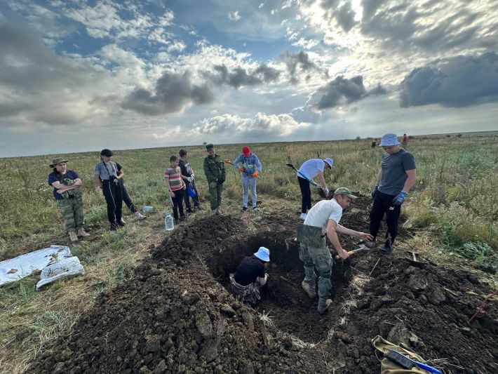 Мелитопольскую молодежь отправили в Крым искать останки тел (фото)