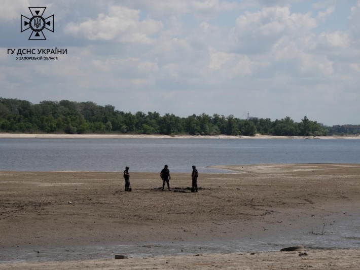 Запорізькі водолази-сапери вилучили вибухонебезпечні предмети на березі та річці Дніпро (фото)