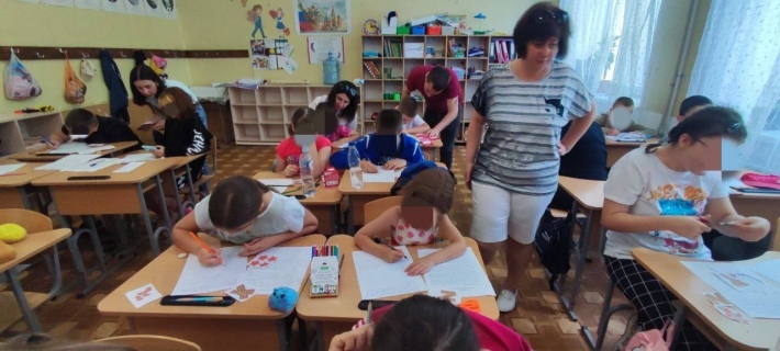 В летнем дневном лагере при бердянской школе детей заставили писать письма оккупантам на фронт