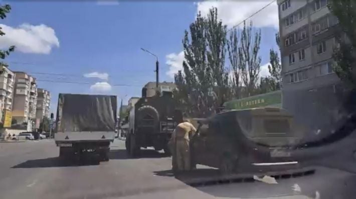 У Мелітополь заїхали чергові гастролери з Росії, а по місту ходять люди з дивними шевронами (відео)